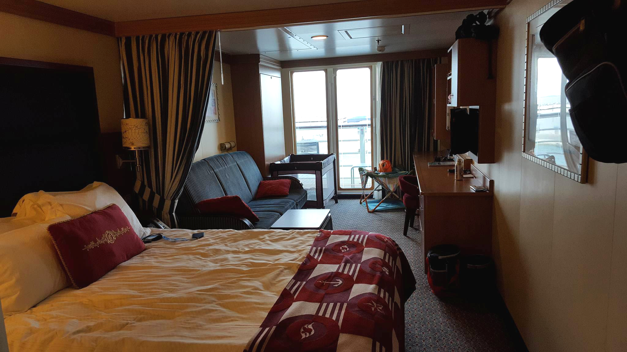 Disney Dream 7128 Deluxe Family Oceanview Room with a Verandah